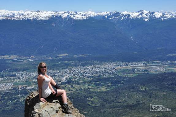 A paisagem que se vê do cume do Cerro Piltriquitrón, El Bolsón lá embaixo no vale, na Argentina
